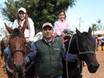 As irms Bruna Moreno e Clara Moreno treinam para a prova de Seis Balizas com o apoio do pai