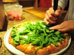 A pizza Paixo Crtes leva rcula, queijo muzzarela, picanha defumada e tomate cereja