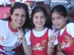 Brbara e Luana com a mezona Luciana numa tarde de jogo no Beira-Rio.