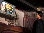 Em Kabul, no Afeganisto, moradores assistem  transmisso da notcia da morte de Osama bin Laden