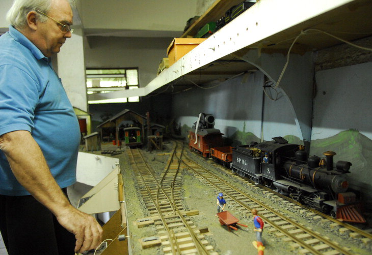 O ferreomodelista Armando Reimer e sua maquete