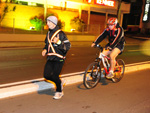 Lucas, de 20 anos, foi de bicicleta ao lado do pai. O jovem  o seu principal incentivador
