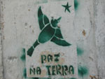 Paredes das casas da comunidade registram desenhos com pedidos de paz