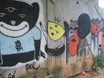 Jovens da comunidade usam a grafitagem como forma de expresso