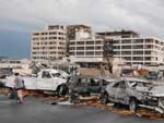 Veculos danificados no estacionamento do Hospital St. John's, em Joplin