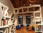 O projeto da biblioteca da Casa M foi desenvolvido pelo artista Daniel Acosta