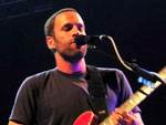 s 21h20, no maior estilo low profile, de cabelo raspado, barba por fazer e camiseta lisa azul marinho, Jack Johnson sobe ao palco para o delrio do pblico que lotou o Gigantinho na quinta-feira (02/06)