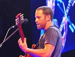 As quatro primeiras msicas do show foram uma injeo de nimo, cantadas em coro. Jack entoou seus sucessos comeando por You and Your Heart, If I Had Eyes, Taylor e Sitting, Wainting, Wishing