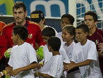 Crianas cercam o goleiro Iker Casillas durante treino da Espanha, na Venezuela