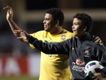 O filho Ronald acompanha o pai e tambm acena para a torcida