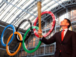Sebastian Coe, presidente do Comit Olimpco de Londres, posa com a taa olmpica que ser utilizada na cerimnia de abertura dos jogos em 2012
