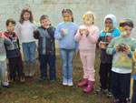 Semana do Meio Ambiente, Professora Angela e Carla, junto com a turma da pr escola nvel II, da escola de Educao Infantil Mundo Encantado, de Triunfo, plantando sementes de ING para futuramente plantar nas margens do Rio Jacu.