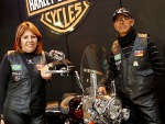 Loiva Correa e Gilberto ao lado da Harley