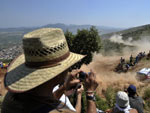De chapu, torcedor fotografa o carro de Jari-Mati Latvala e Miikka Anttil durante o Rally de Acrpolis, na Grcia