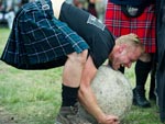 O levantamento de pedras  uma das modalidades dos Jogos de Highland, que celebra a cultura escocesa