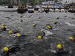 10.000 nadadores competem no lago de Windermere, o maior lago natural da Inglaterra, no norte da Gr-Bretanha