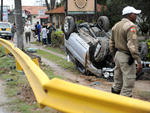 Jovem capota o carro na SC-401, em Florianpolis