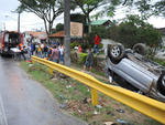 Jovem capota o carro na SC-401, em Florianpolis