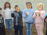 Semana do Meio Ambiente, Professora Angela e Carla, junto com a turma da pr escola nvel II, da escola de Educao Infantil Mundo Encantado, de Triunfo, plantando sementes de ING para futuramente plantar nas margens do Rio Jacu