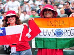 Duas torcedoras, uma chilena e outra indiana, durante a partida entre Roger Federer e Mikhail Youzhny, em Wimbledon