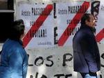 Torcedores do River Plate colaram cartazes de protesto contra o presidente do clube, Daniel Passarella, pelas ruas de Buenos Aires