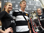 O goleiro Edwin van der Sar, do Manchester United, posa com o trofu de campeo ingls durante evento em Cingapura