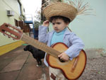 Este aqui  o Nicolas, vestido de caipira...pegamos ele tocando uma pea!!!Heheheh Lindoooo!!!