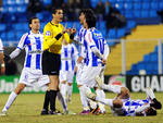 Jogadores do Ava reclamam do rbitro Ricardo Marques Ribeiro 