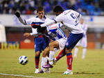 Marcone e Ricardinho na marcao de Pedro Ken
