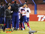 Jogadores do Bahia comemoram o gol com a comisso tcnica