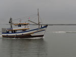 Pesqueiro navega nas guas do canal do porto de Rio Grande