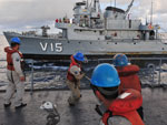Homens trabalham no exerccio de transferncia de carga