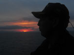 Comandante Jeferson observa o entardecer no mar