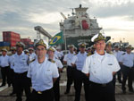Militares posam com a bandeira nacional ao fundo