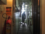 O corredor no interior do rebocador