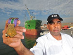 Sargento Anderson com sua medalha de quatro ncoras, por ter mais de mil dias de mar