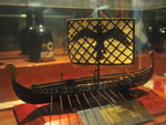Na Praa D'Armas, miniatura de barco viking, em aluso ao apelido do Trito, o Viking dos Mares