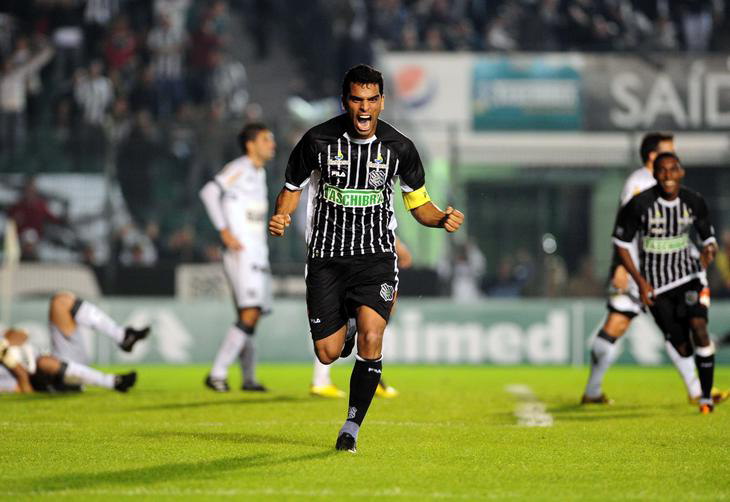 Maicon vibra com gol anotado aos 19 do segundo tempo:imagem 7