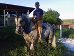 Jussier Jurandir da Silva montado om o cavalo El Apolo Jay, logo aps o galope de cada dia 