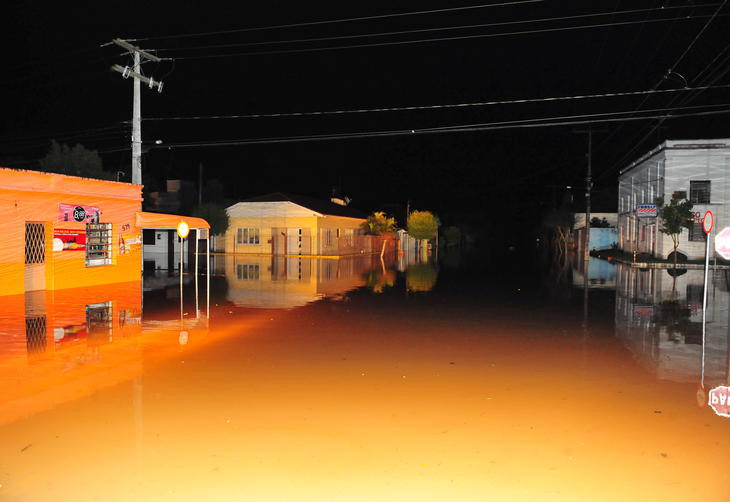 Ruas cobertas pela água em São Sebastião do Caí. Pelo menos 1,5 mil pessoas estavam fora de casa:imagem 10