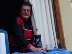 Dona Natlia observa a gua subir da janela de sua casa e diz j estar acostumada com a situao