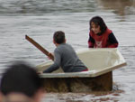 Em meio a barcos, nico meio de transporte vivel, crianas improvisam deslocamento em banheira no bairro Santa Maria, em Taquara