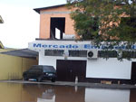 Este mercado ficou totalmente isolado do restante da cidade