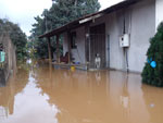 Mais casas ilhadas pelo alagamento