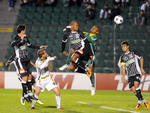Edson sobe mais do que o goleiro Jefferson e cabeceia para abrir o placar em Florianpolis