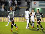 Edson comemora o gol aos 17 minutos do primeiro tempo