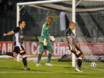 No segundo gol aos 39 minutos, o atacante foi para a galera comemorar