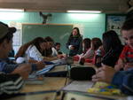 Especialista em Lngua Portuguesa, Jaila Penaforte, d aulas para alunos da 6 a 8 sries do Ensino Fundamental da Escola Bsica Municipal Conselheiro Mafra, o Caic da Velha Grande, em Blumenau.