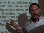 Professor de Histria, Doalcei Maaneiro, o Dod,  preciso mais do que prestar ateno aos fatos. Para aprender com ele, o aluno literalmente solta a voz