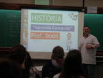 Professor de Histria, Doalcei Maaneiro, o Dod,  preciso mais do que prestar ateno aos fatos. Para aprender com ele, o aluno literalmente solta a voz